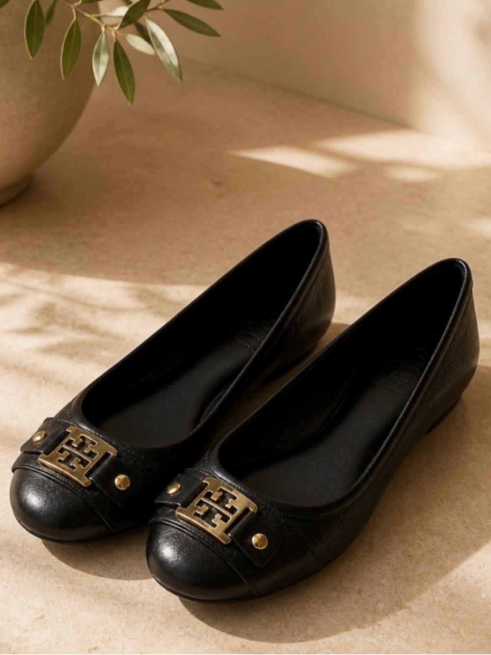 Tory Burch Black Pebbled Leather Gold Logo Buckle Cline Flats Sz 6